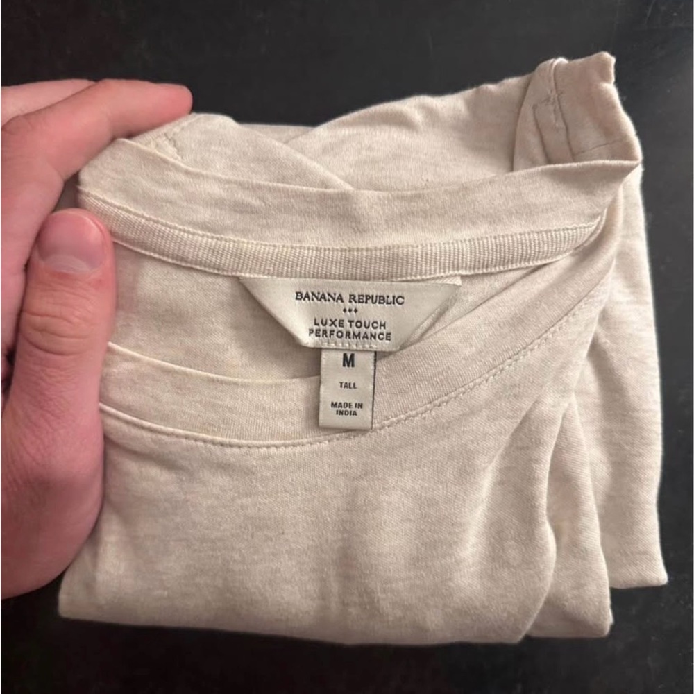 Banana Republic Luxe Touch T-Shirt Medium Tall Oatmeal/Offwhite/Beige Crewneck